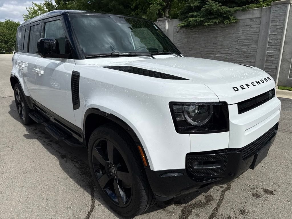 Used 2025 White Land Rover X-Dynamic SE image 7