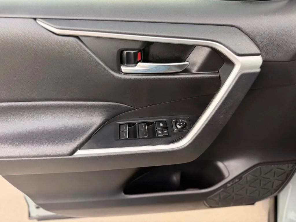 Used 2022  Toyota XLE image 14