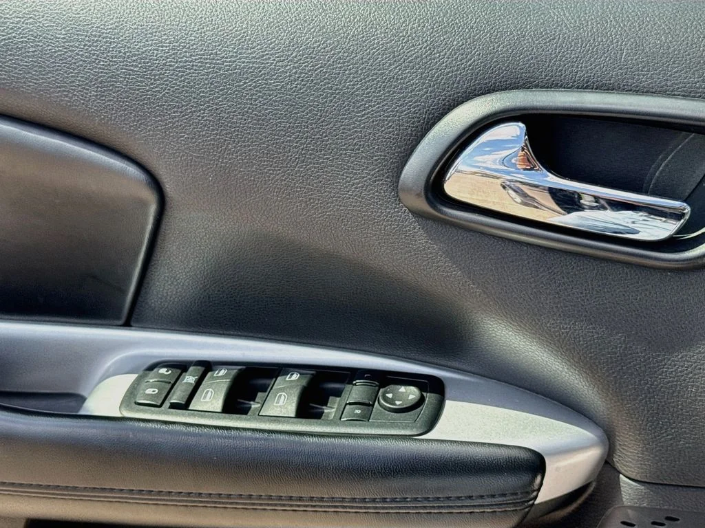 Used 2011 Black Dodge Mainstreet image 19