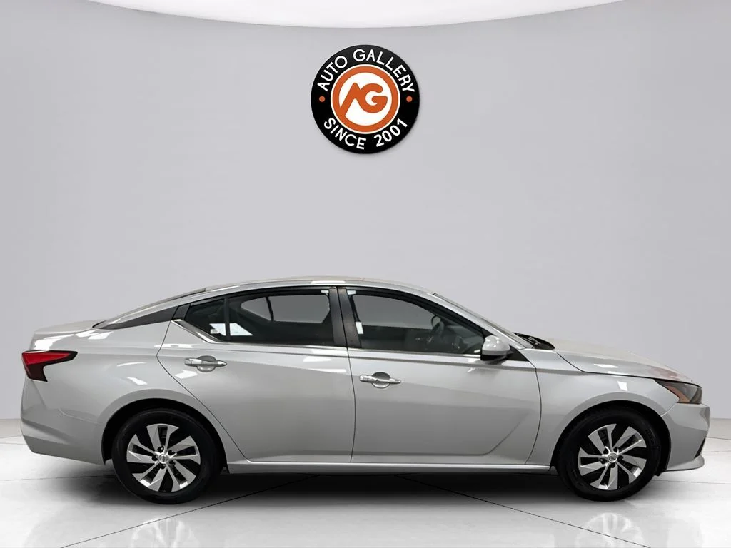 Used 2022 Silver Nissan 2.5 S image 2
