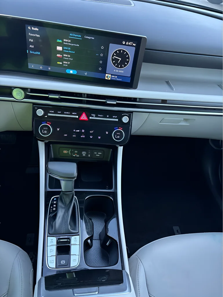 Used 2025 Green Hyundai SEL image 19