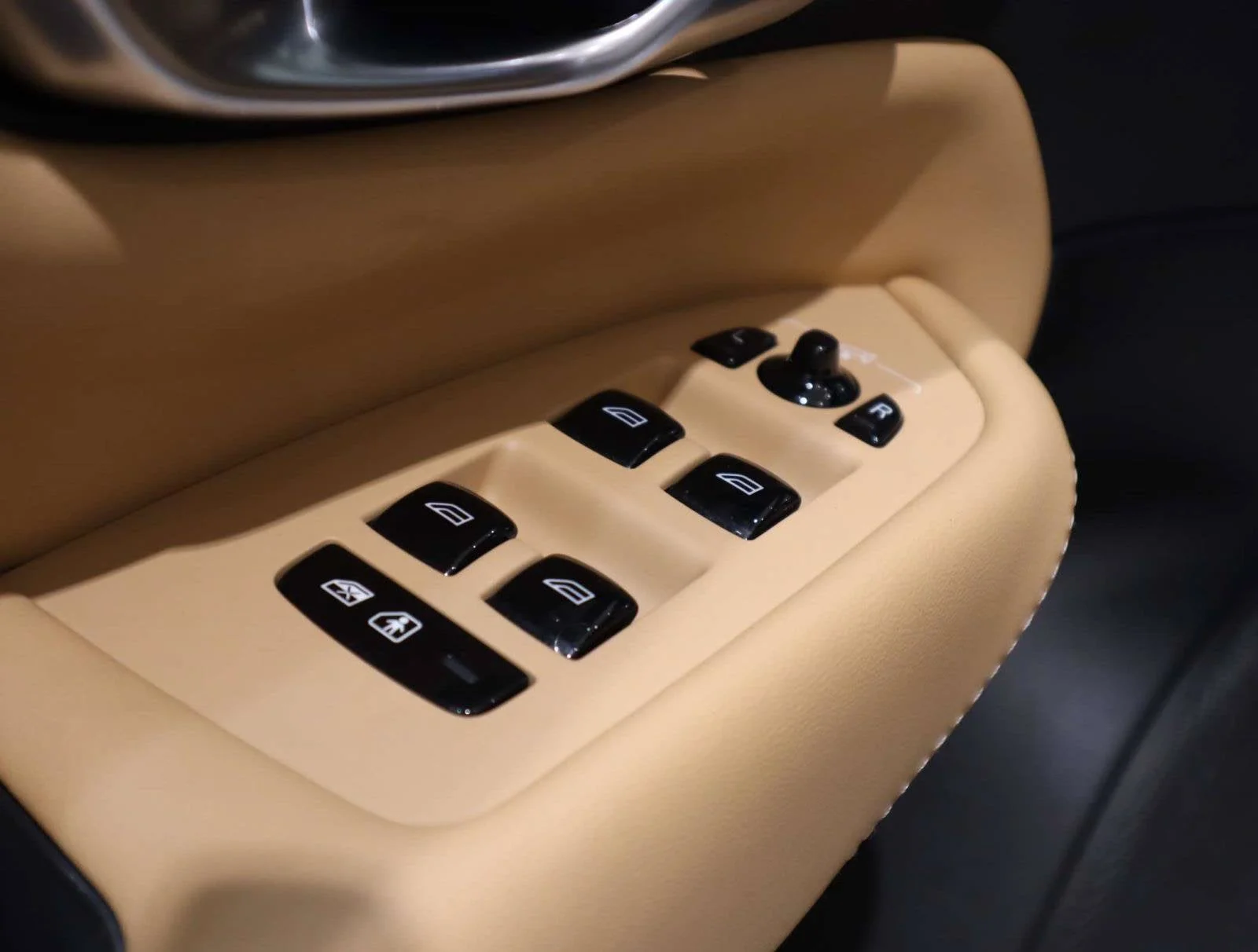 Used 2024 Silver Volvo Ultimate Bright Theme image 20