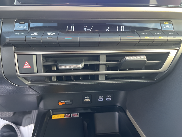 2025 Toyota Camry LE - Photo 18