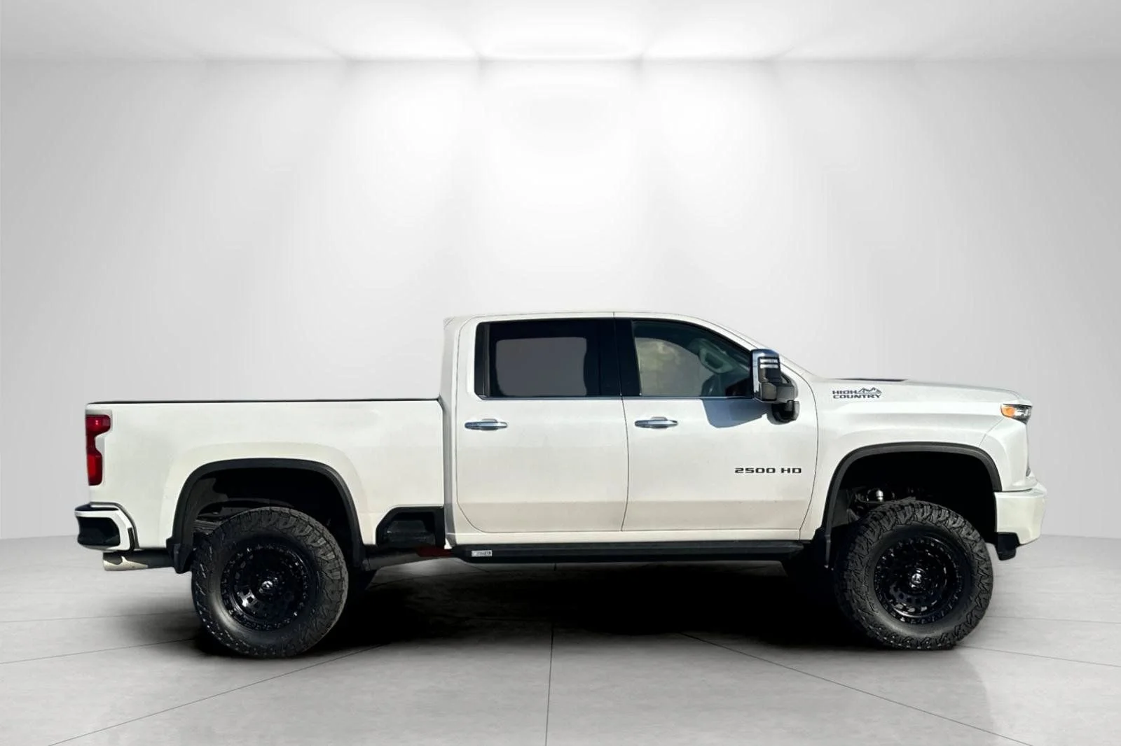 Used 2020 Iridescent Pearl Tricoat Chevrolet High Country image 2