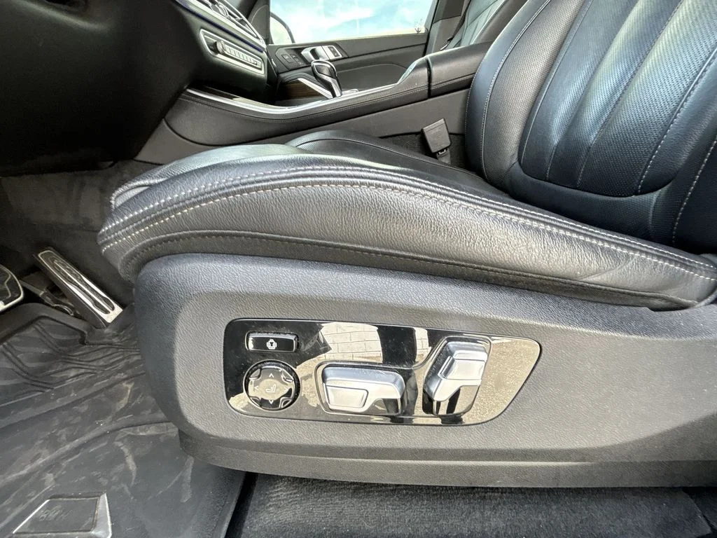 Used 2021 Black BMW xDrive40i image 14