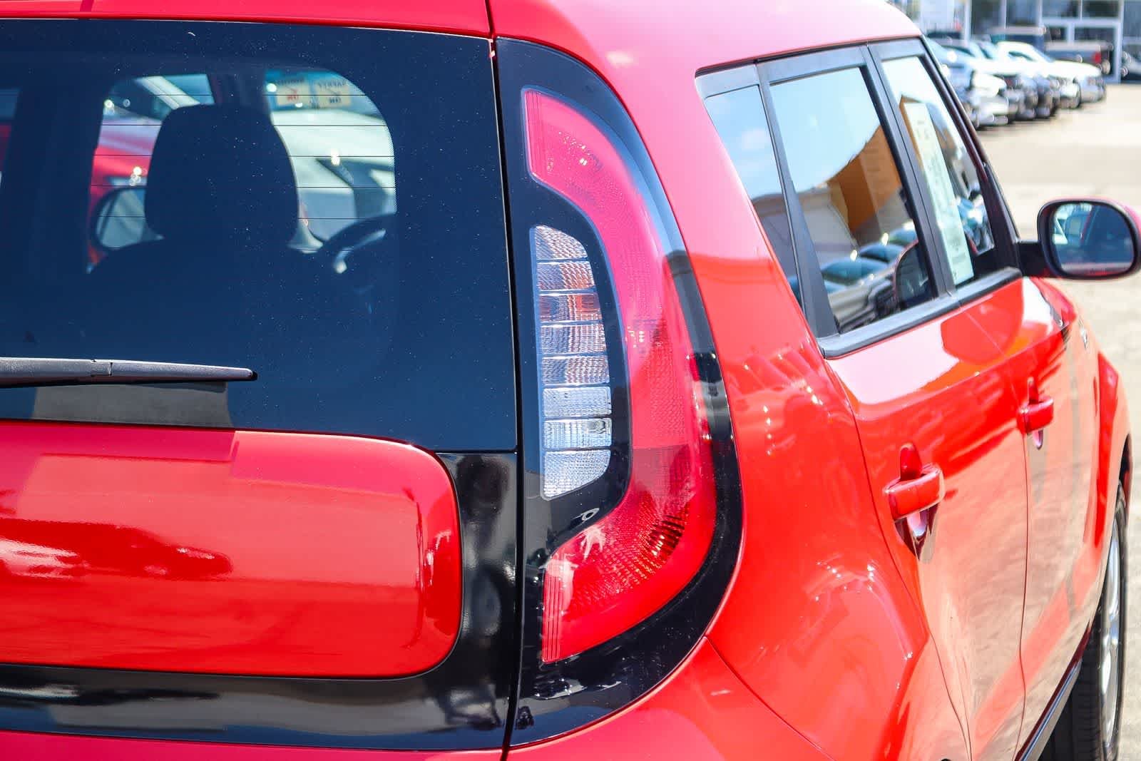Used 2018 Inferno Red Kia + image 6