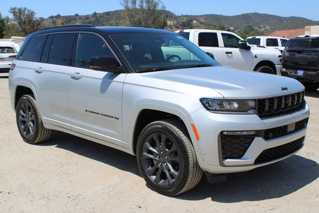 New 2026 Silver Zynith Exterior Paint Jeep Limited Reserve image 3