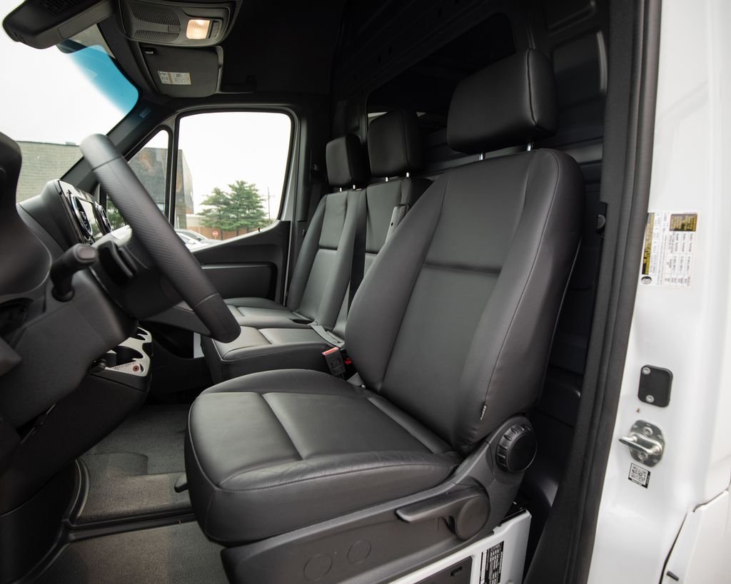 Used 2026  Mercedes-Benz Cargo 144 WB image 6