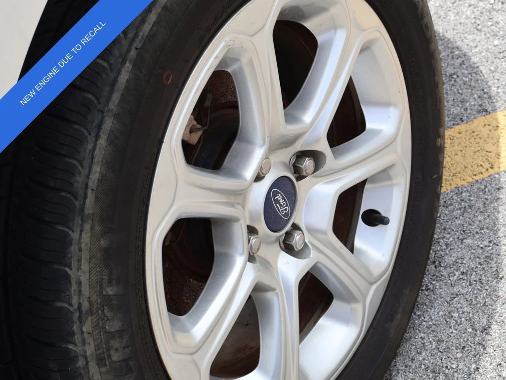 Used 2018 White Platinum Clearcoat Metallic Ford SE image 20