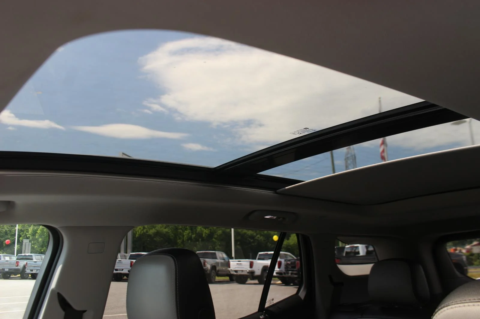 Used 2022 White Frost Tricoat GMC SLT image 35
