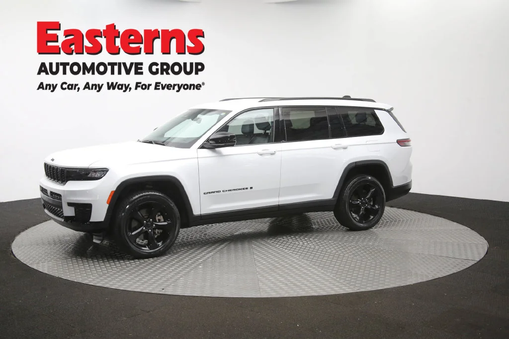 Used 2023 White Jeep Altitude image 59