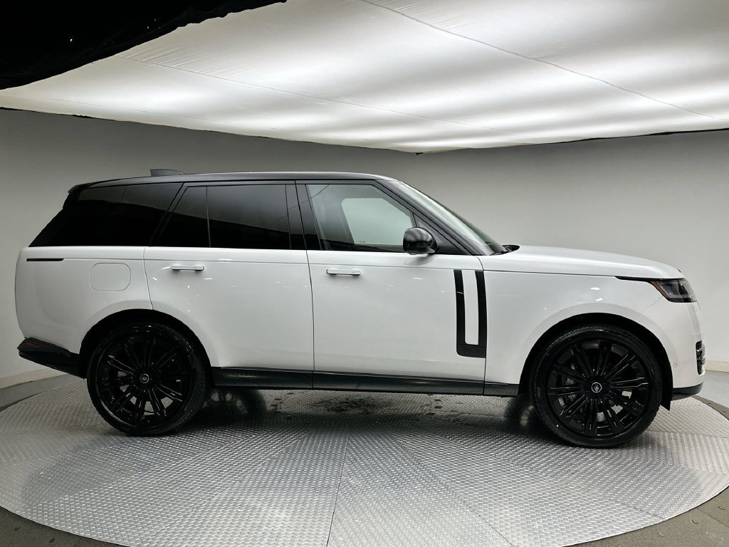 Used 2025  Land Rover SE image 14