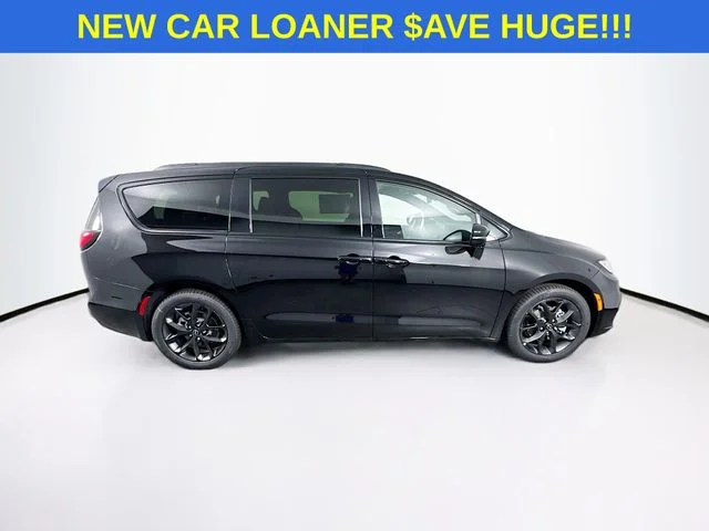 New 2026 Diamond Black Crystal Pearl-Coat Exterior Paint Chrysler Limited image 8