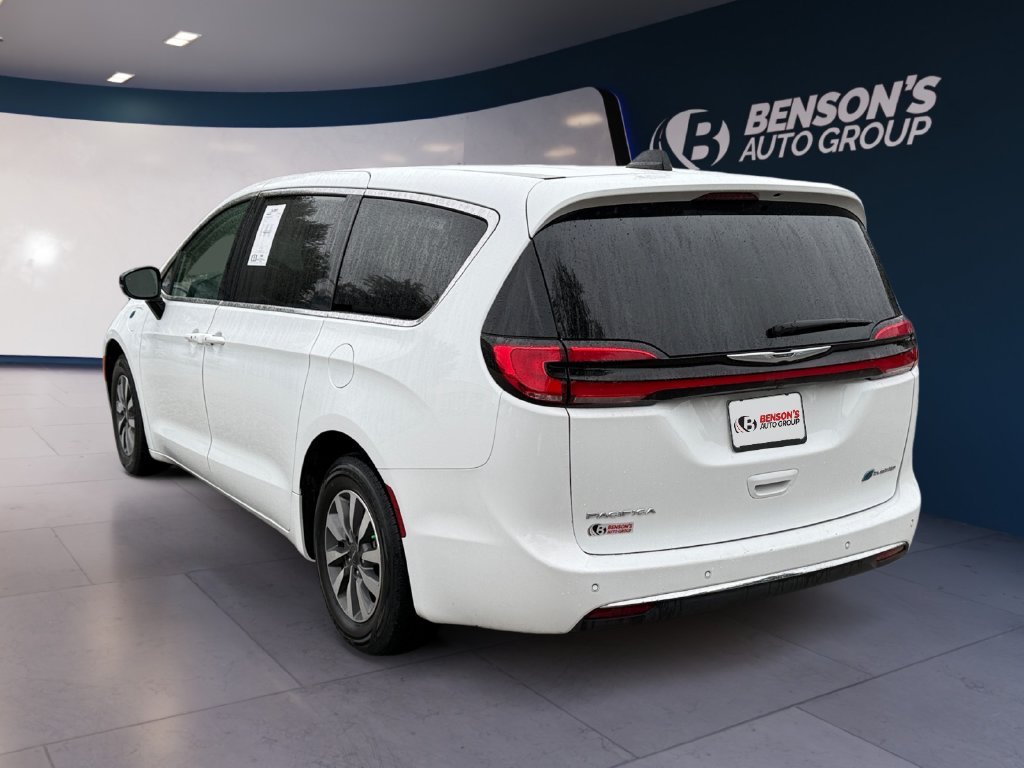 Used 2024 White Chrysler Select image 3
