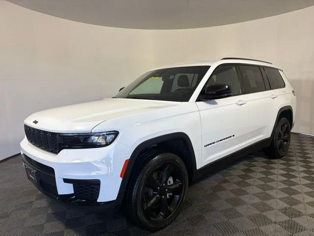 Used 2023 White/off-white Jeep Altitude image 3