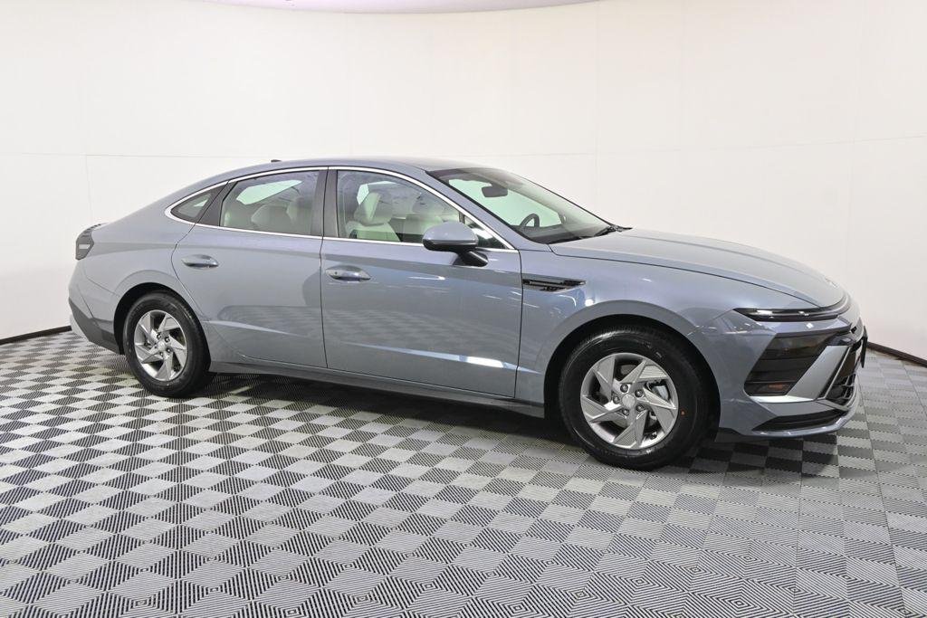 New 2026 Blue Hyundai SE image 8
