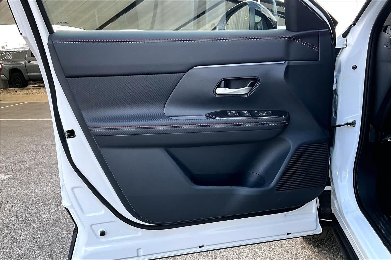 New 2026 Aspen White TriCoat / Super Black Two-tone Nissan SR image 13