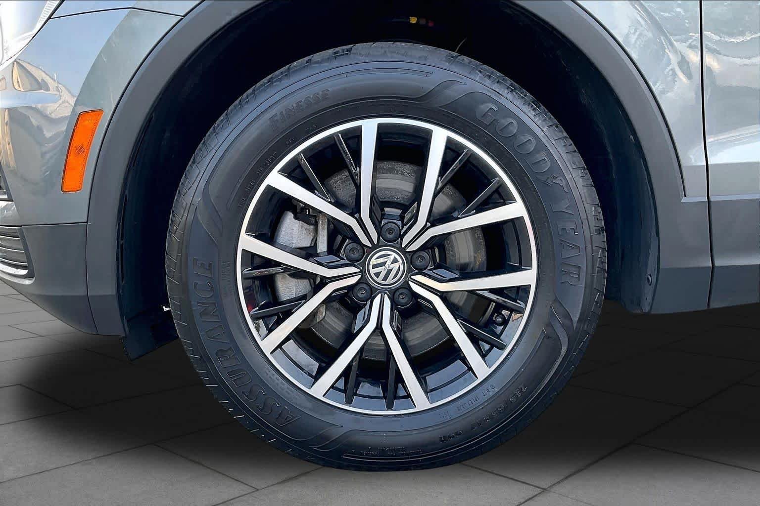 Used 2021 Platinum Gray Metallic Volkswagen SE image 10