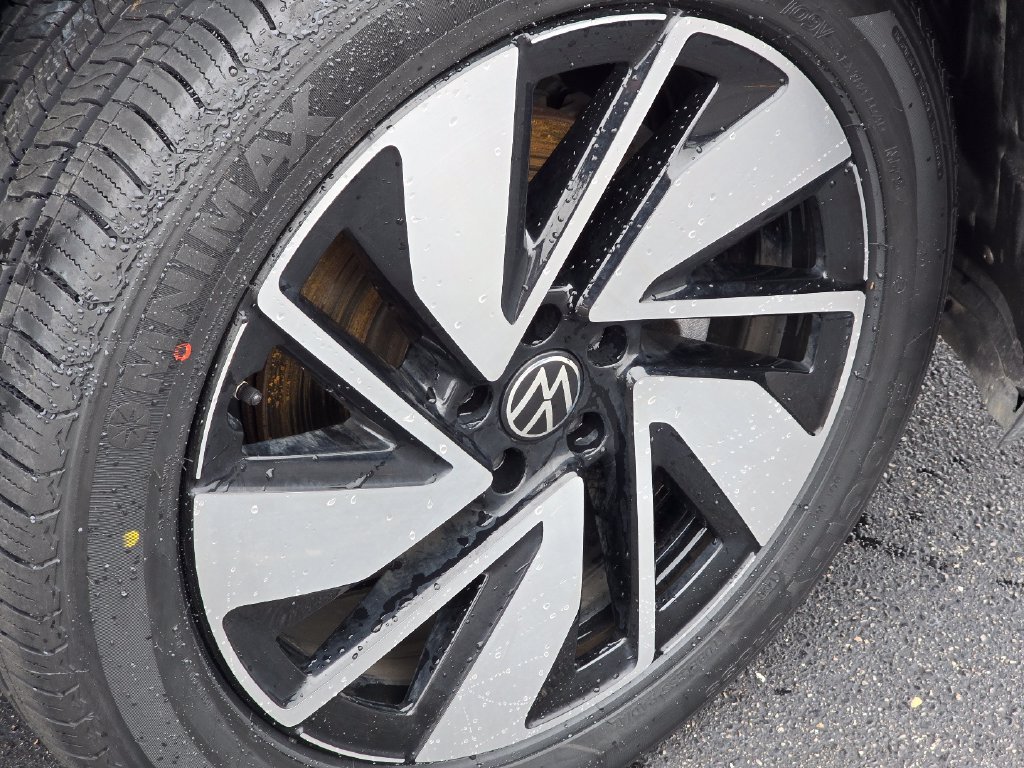 Used 2025  Volkswagen 2.0T SE w/Technology image 13