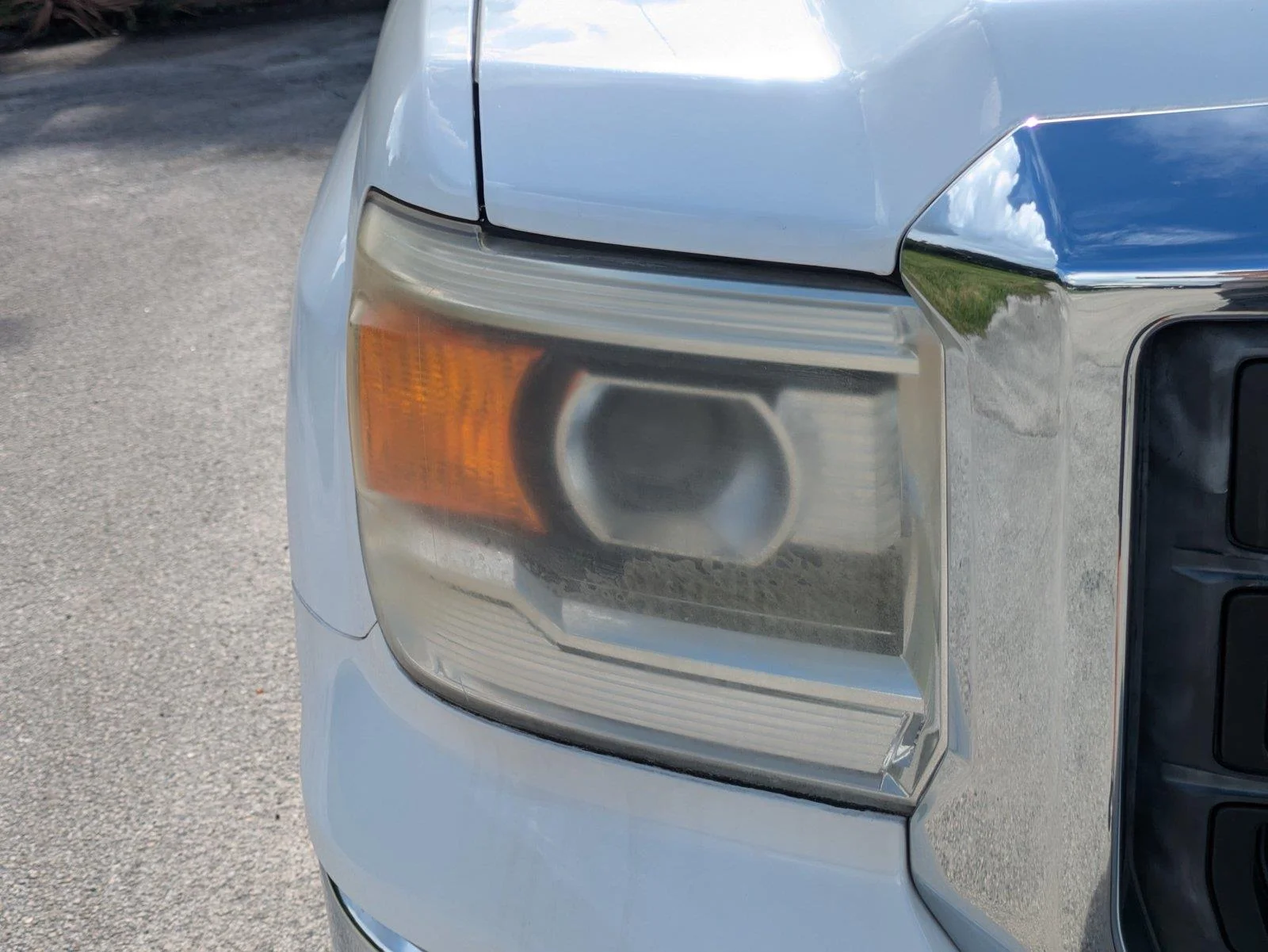 Used 2014 White GMC Base image 11