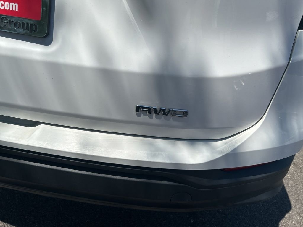 Used 2018 White GMC SLE image 22