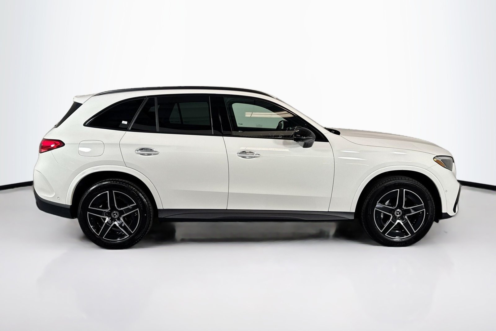 New 2026 Polar White Mercedes-Benz GLC 300 image 4