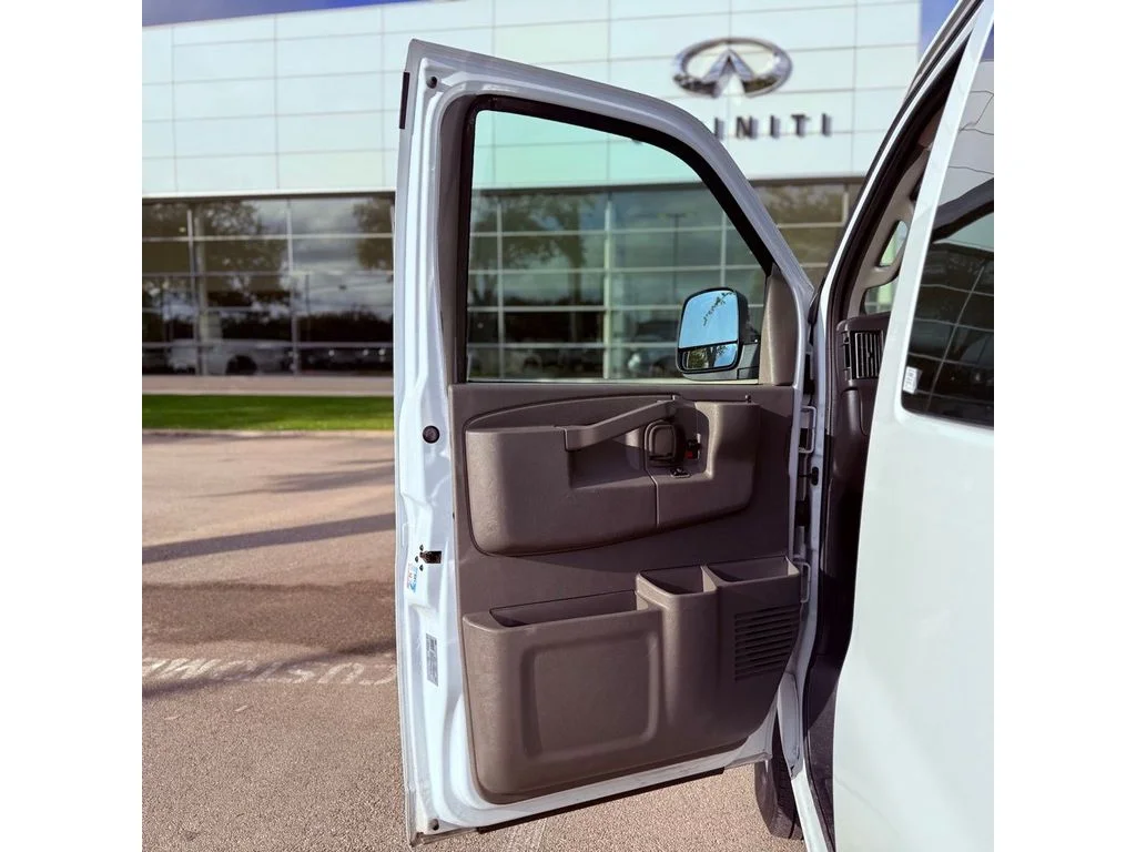 Used 2025 Summit White Chevrolet LT image 19