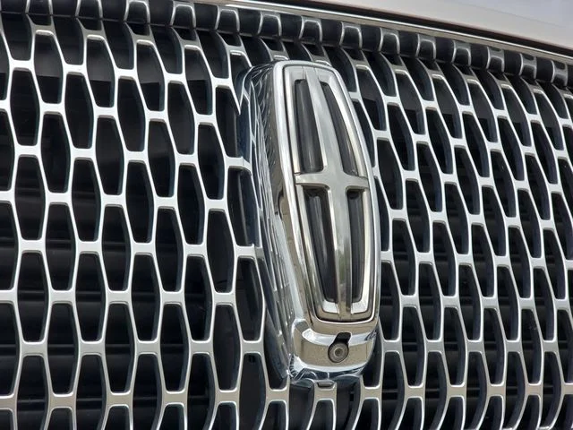 Used 2019 White Platinum Clearcoat Metallic Lincoln Black Label image 35