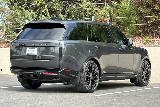 Used 2024 Gray Land Rover SE image 5