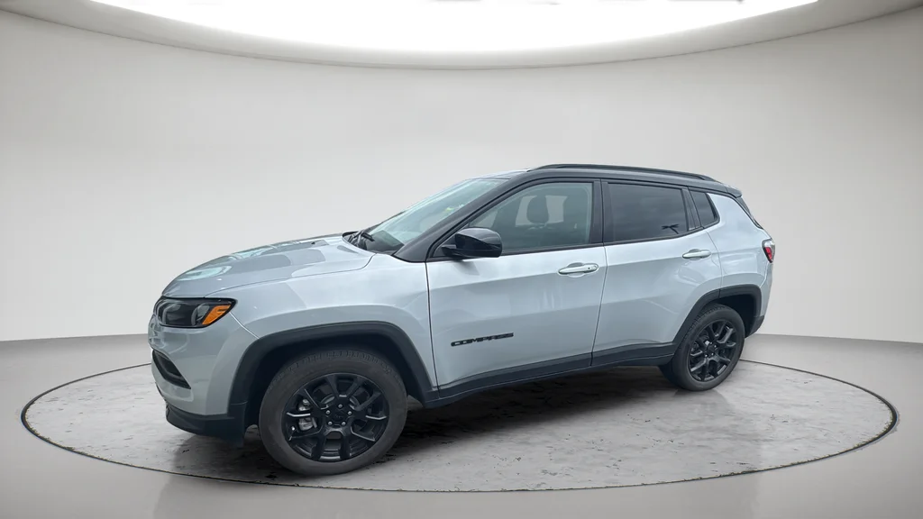 Used 2024 Silver Jeep Latitude image 11