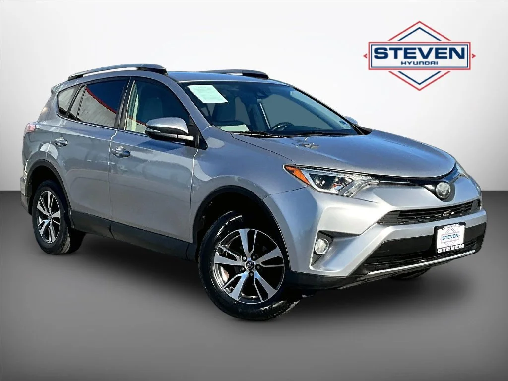 Used 2018 Silver Toyota XLE image 1