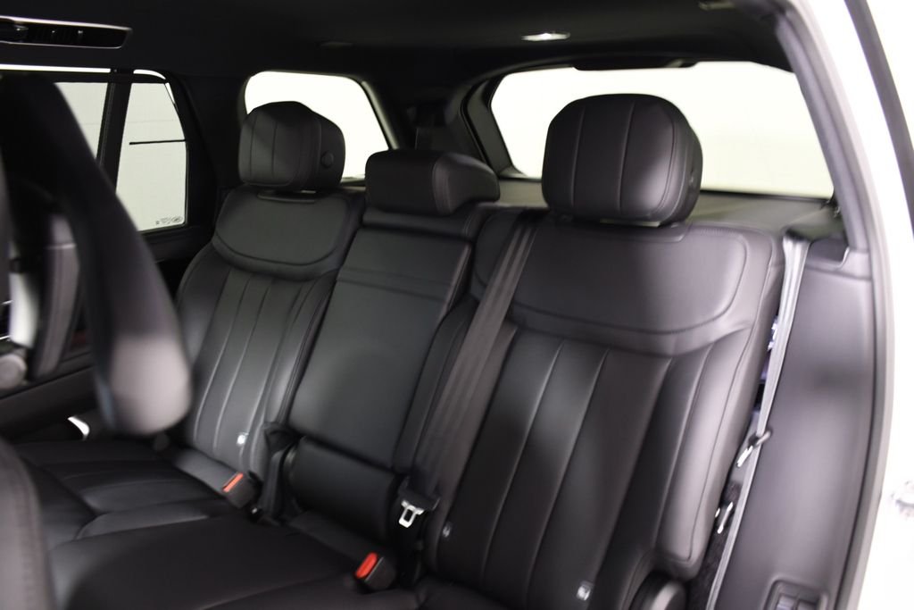New 2026 Ostuni Perl Wh Land Rover SE image 27