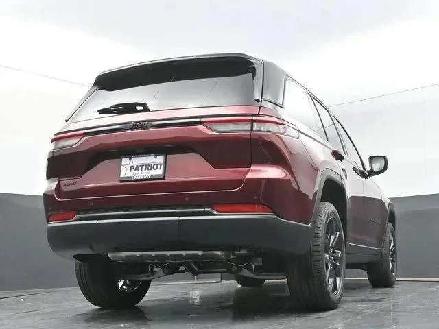 New 2025 Velvet Red Pearl-Coat Exterior Paint Jeep Limited image 42