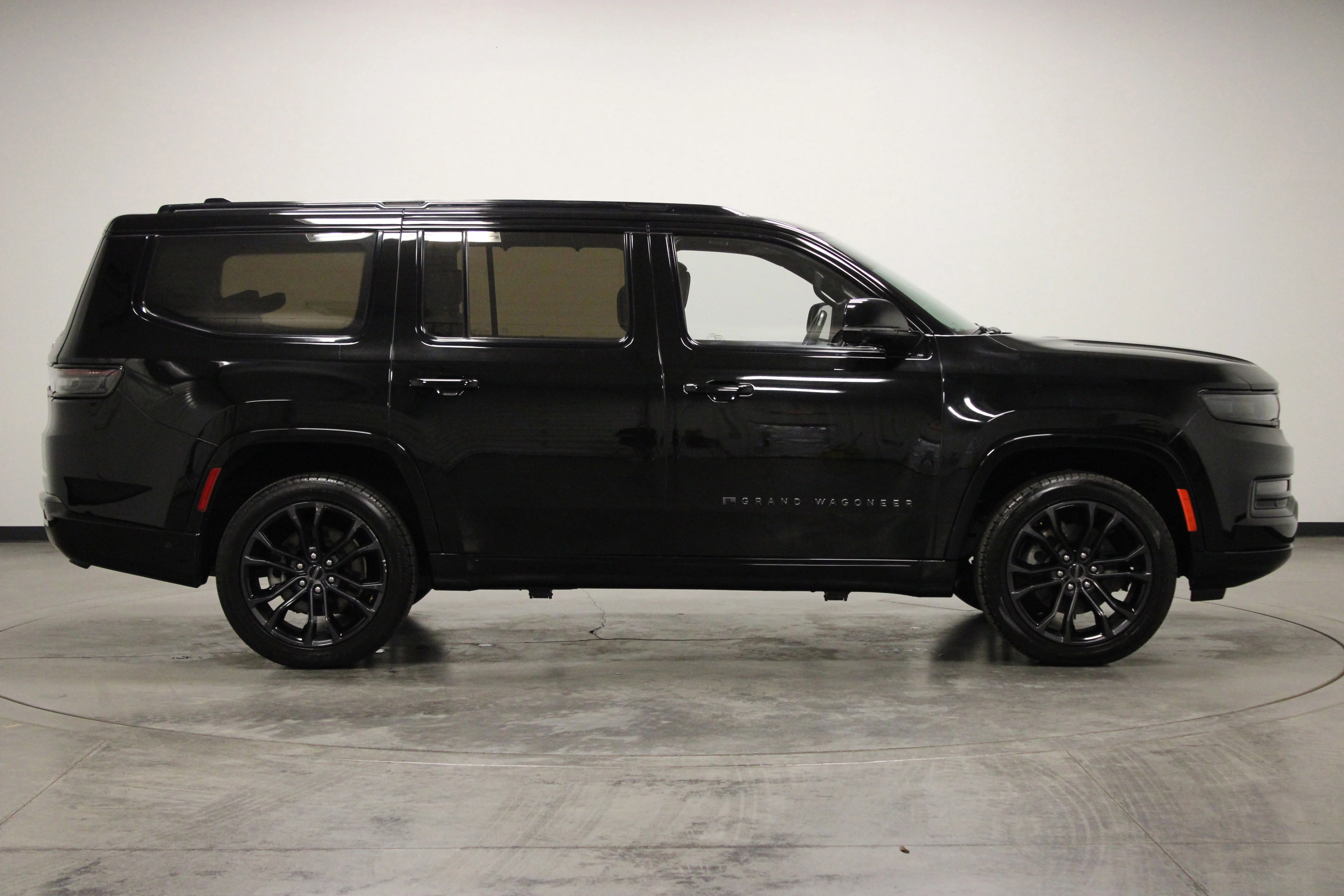 Used 2023 Diamond Black Crystal Pearlcoat Jeep Series II image 9