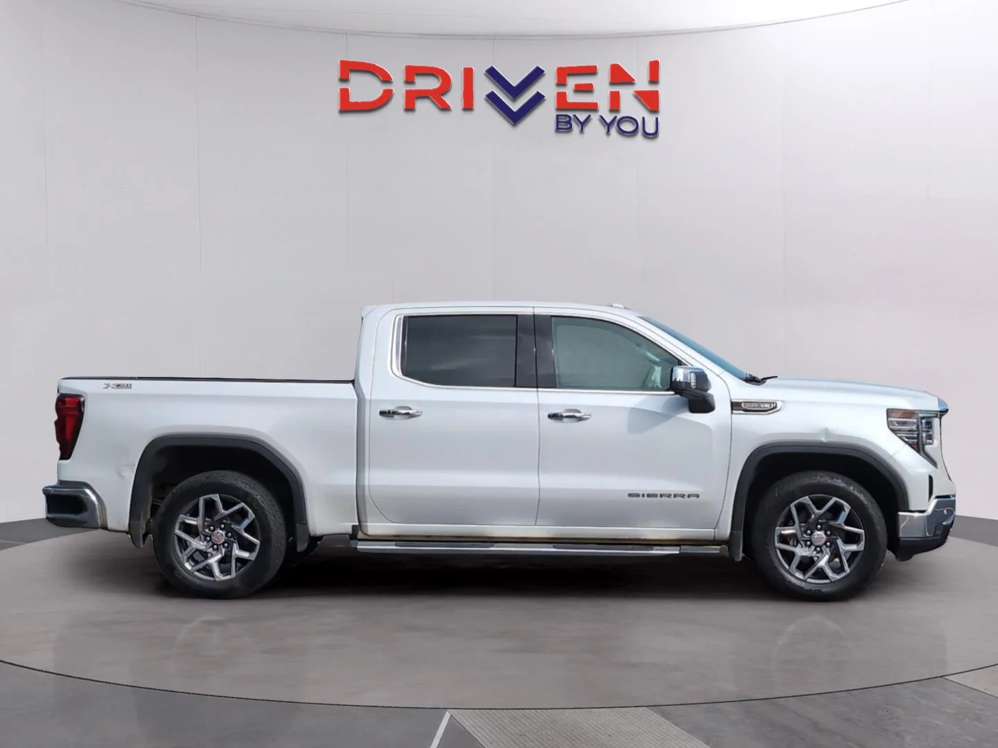 Used 2022 White Frost Tricoat GMC SLT image 6