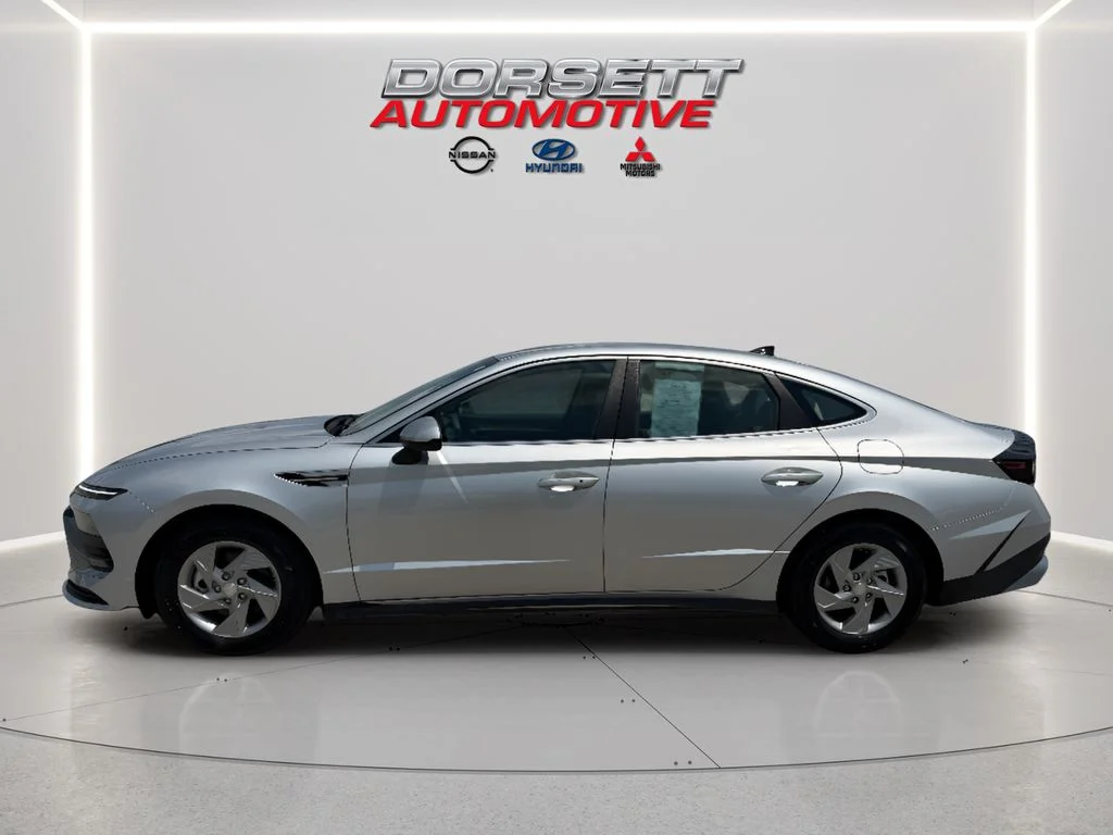 Used 2025 Aero Silver Hyundai SE image 9