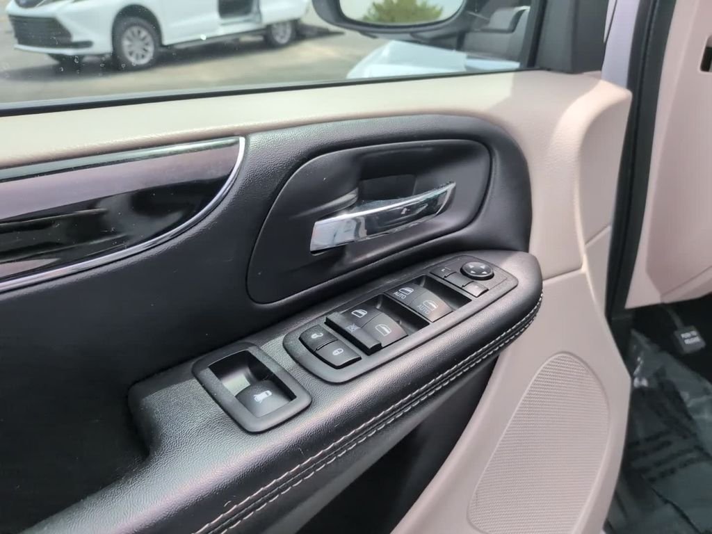 Used 2018 White Dodge SXT image 14