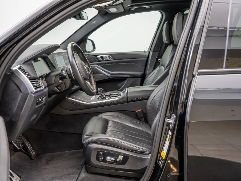Used 2020 Black Sapphire Metallic BMW M50i image 24