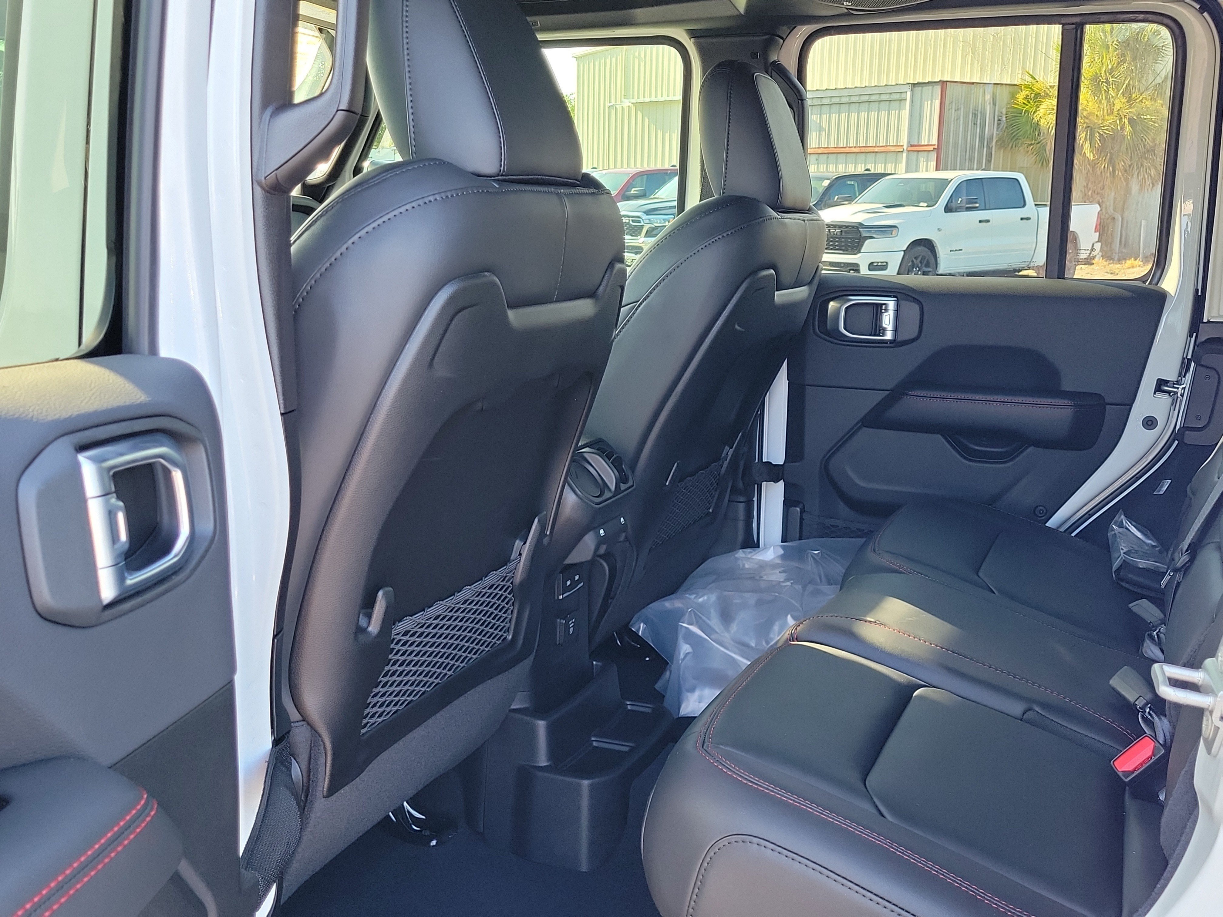 New 2026 Bright White Clear-Coat Exterior Paint Jeep Rubicon X image 11