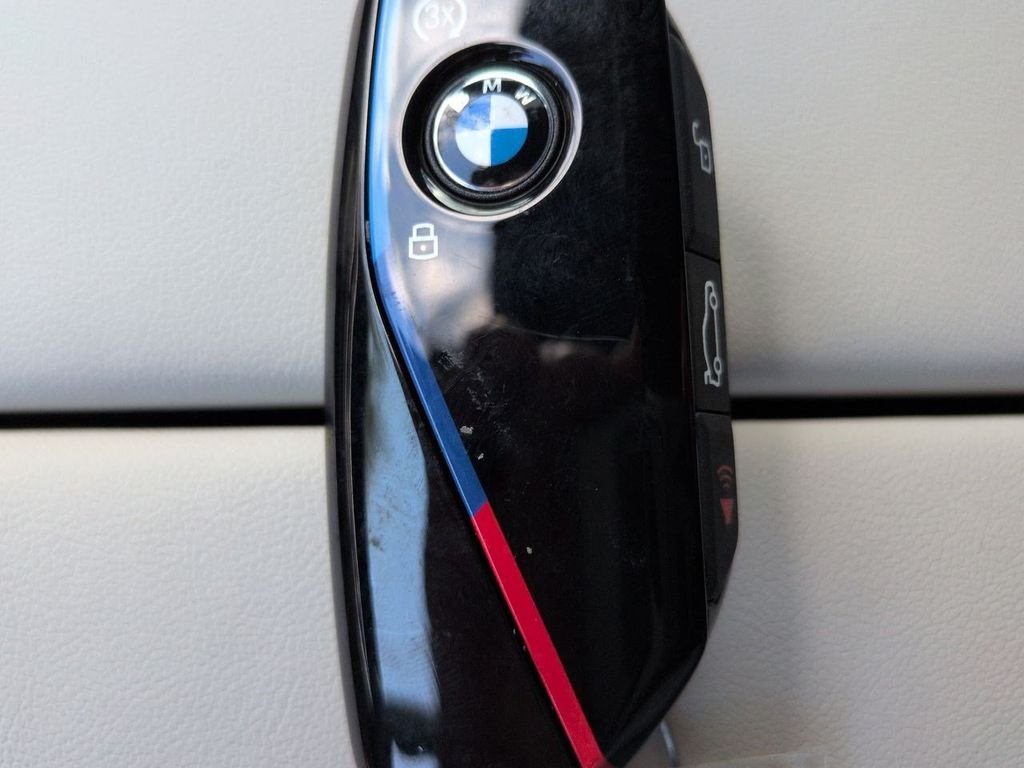 New 2026 White Metallic BMW M60i image 30