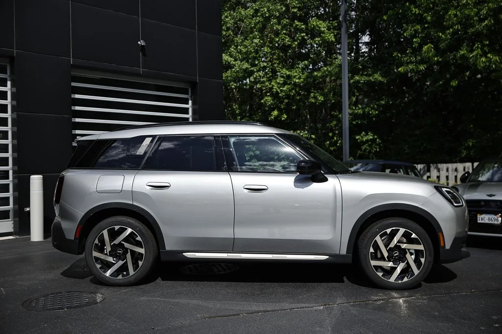New 2027 Silver MINI Iconic image 4