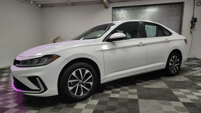 Used 2025 White Volkswagen 1.5T S image 4