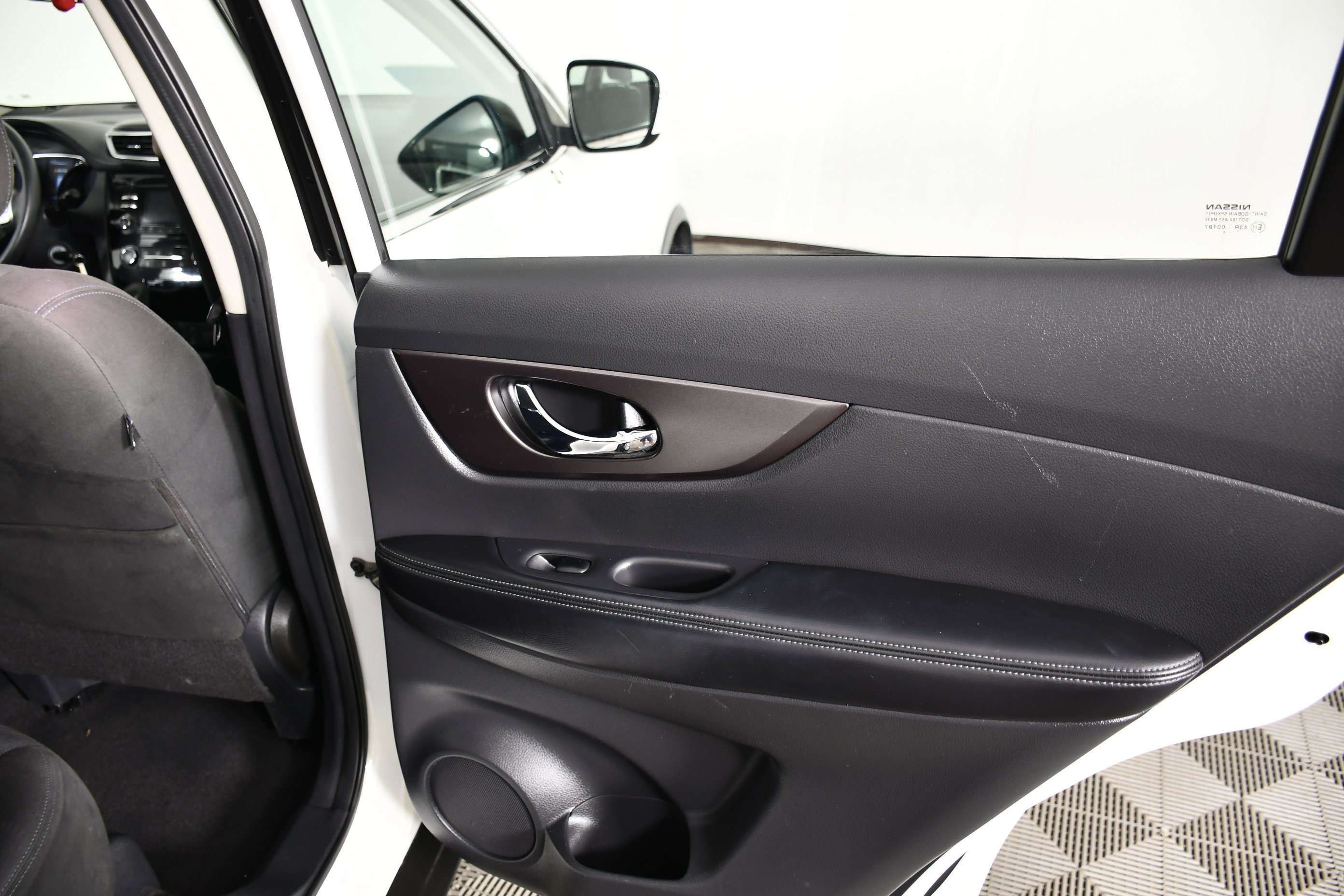 Used 2015 Glacier White Nissan S image 41