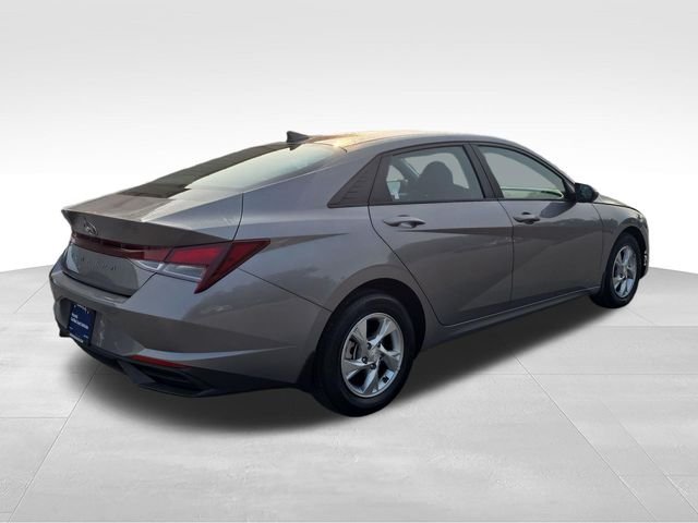 Used 2023 Silver Hyundai SE image 5