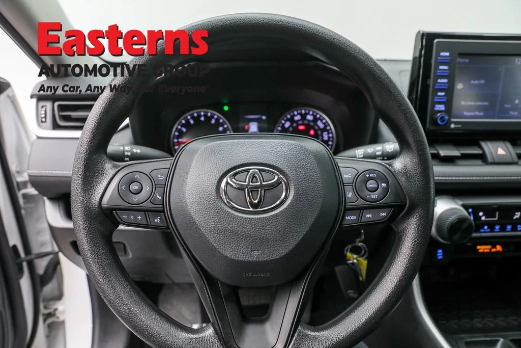 Used 2022 White Toyota LE image 10