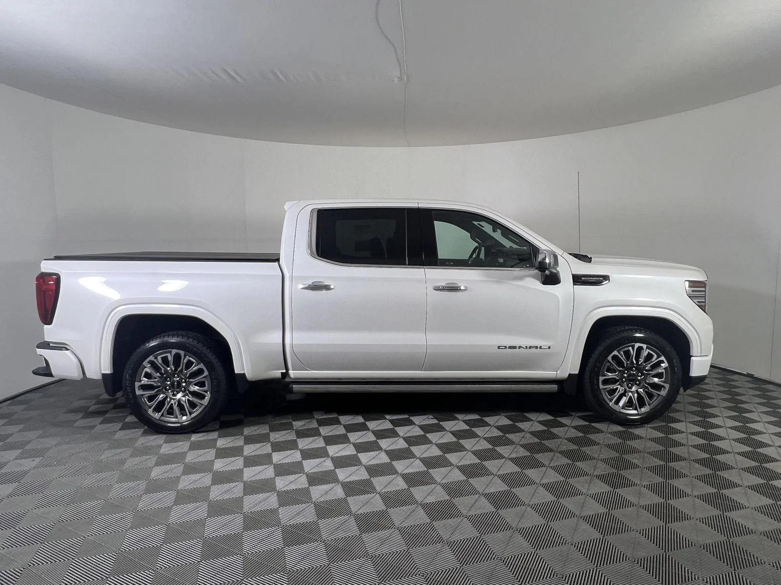 Used 2024 White Frost Tricoat GMC Denali Ultimate image 39
