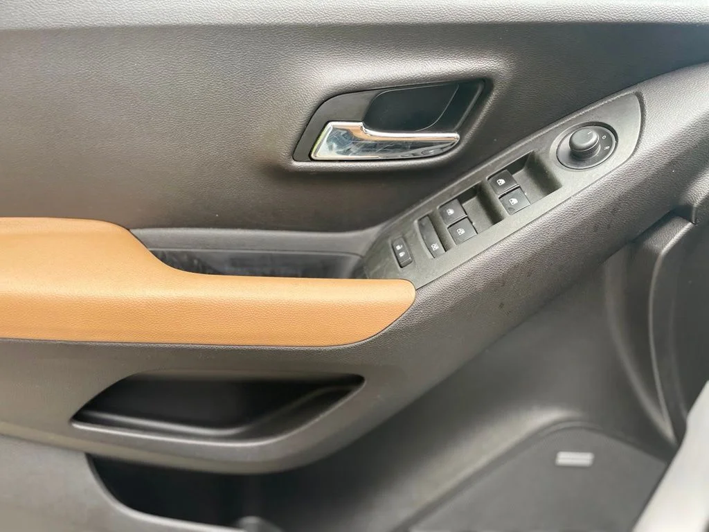 Used 2018 Summit White Chevrolet Premier image 9