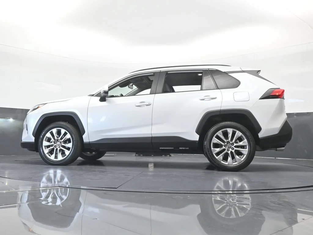 Used 2025 White Toyota XLE Premium image 54