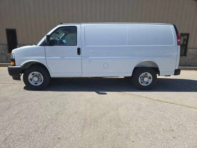 New 2025 Summit White Chevrolet WT image 4