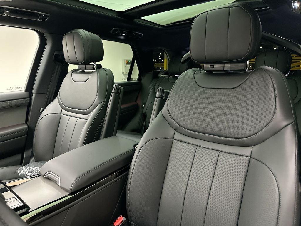 New 2026 Santorini Black Metallic Land Rover SE image 18